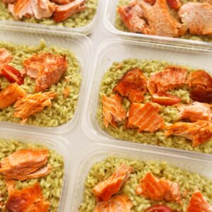 Salmão de forno (90g) com risoto ao pesto (230g) – prato sem glúten