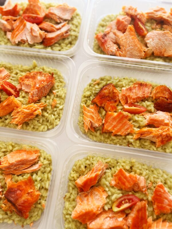 ESGOTA RÁPIDO! Salmão assado (90g), risoto ao pesto (260g) - prato sem glúten