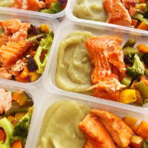 APENAS 24H NO VALOR NO KIT! ⚠️😱 Salmão ao forno (90g), legumes (80g), purê de batata doce (150g) – prato sem glúten/lactose