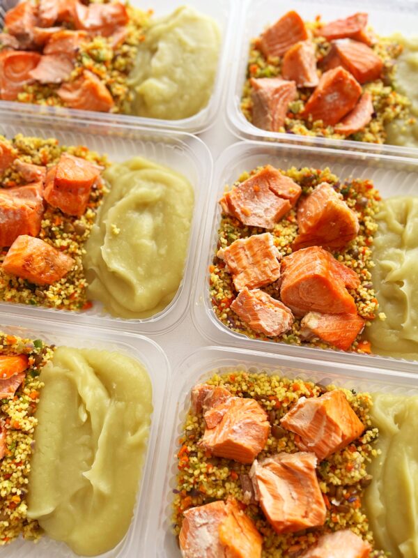 Salada de couscous marroquino com salmão (200g), purê de batata doce (150g) - prato sem lactose