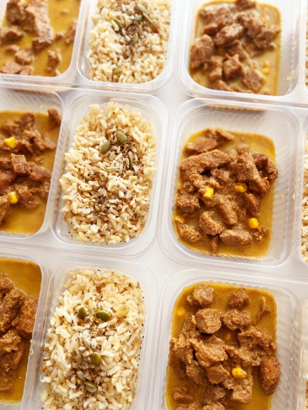 Strogonoff fit de carne com milho (200g), arroz integral com sementes (150g) – prato sem glúten