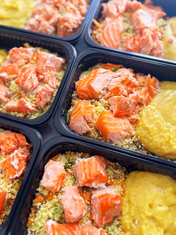 ESGOTA MUITO RÁPIDO! Salada de couscous marroquino com salmão (200g), purê de banana da terra (150g) - prato sem lactose