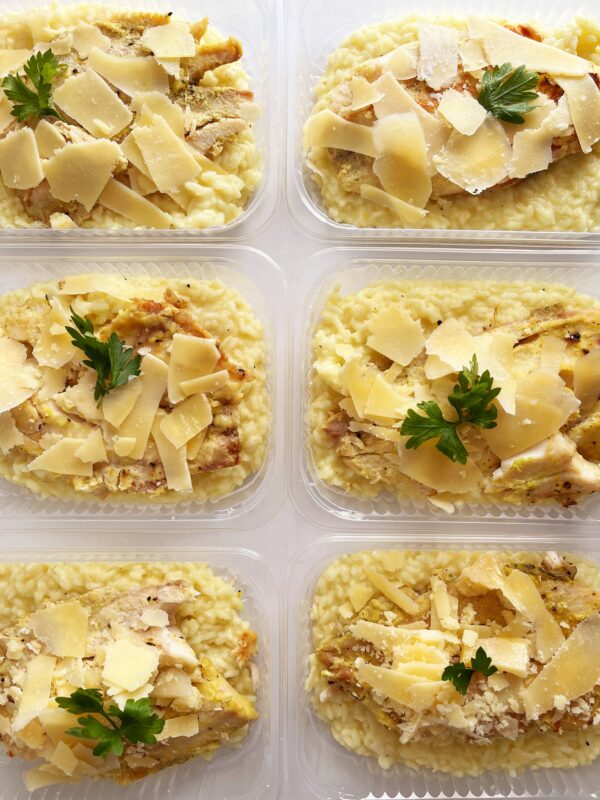 ESGOTA VOANDO! Tilápia com parmesão em lascas (110g), risoto de limão siciliano (240g) - prato sem glúten