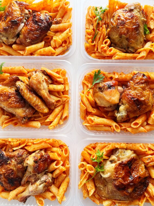 Macarrão (200g), com frango de padaria (150g) - prato sem glúten/lactose