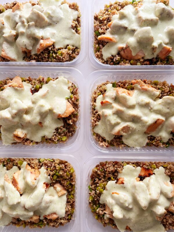 Filé de frango assado (120g), creme de brócolis (80g), salada de quinoa (150g) - prato sem glúten