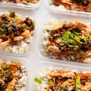 ESGOTA MUITO RÁPIDO! Salmão ao molho de shimeji (180g), arroz branco (150g) – prato sem glúten/lactose