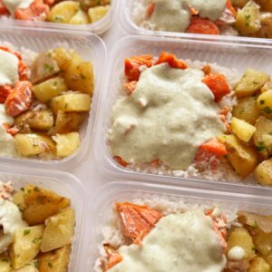 Salmão ao creme de brócolis (140g), batata sauté (90g), arroz branco (120g) – prato sem glúten