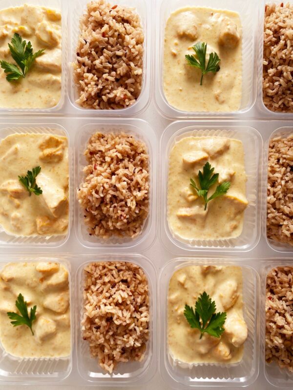 Frango ao creme de queijo minas (200g), arroz sete grãos (150g) - prato sem glúten