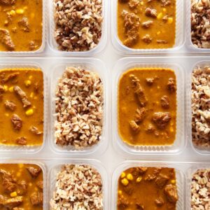 Strogonoff fit de carne com milho (200g), arroz sete grãos (150g) – prato sem glúten