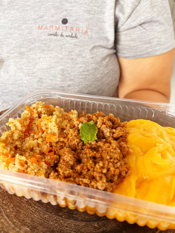 Carne moída (120g), quinoa (80g), purê rústico de raízes (150g) - prato sem glúten/lactose