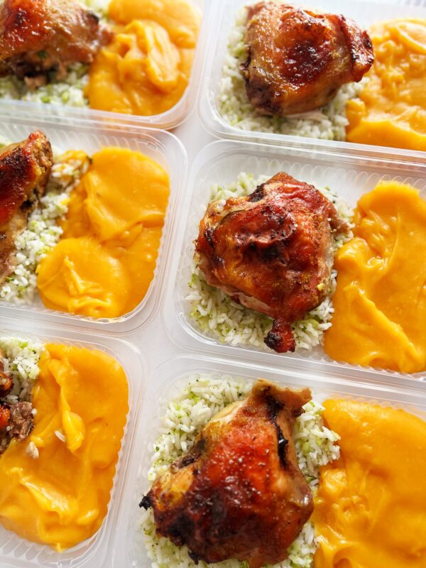 Frango ao curry (130g), arroz com brócolis (80g), purê de raízes com leite de coco (140g) - prato sem glúten/lactose