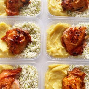 Frango de padaria (130g), arroz com brócolis (80g), purê de batatas (140g) – prato sem glúten/lactose