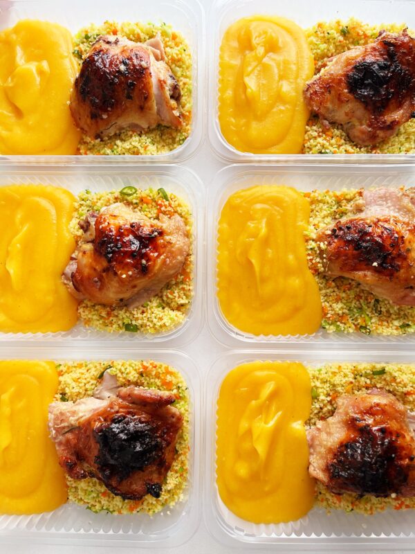 Sobrecoxa com ervas finas (130g), couscous marroquino (70g), purê de raízes (150g) - prato sem lactose