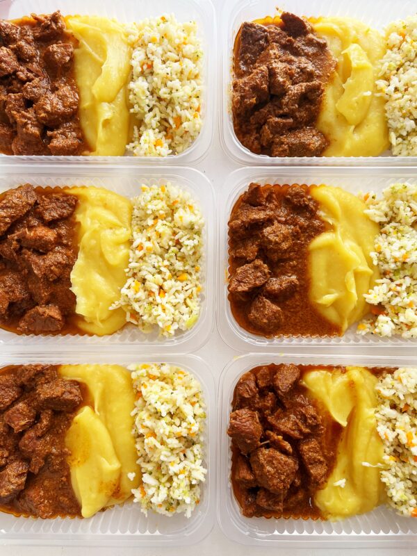 Carne de panela (150g), purê de mandioquinha (130g), arroz com brócolis e cenoura (70g) - prato sem glúten/lactose