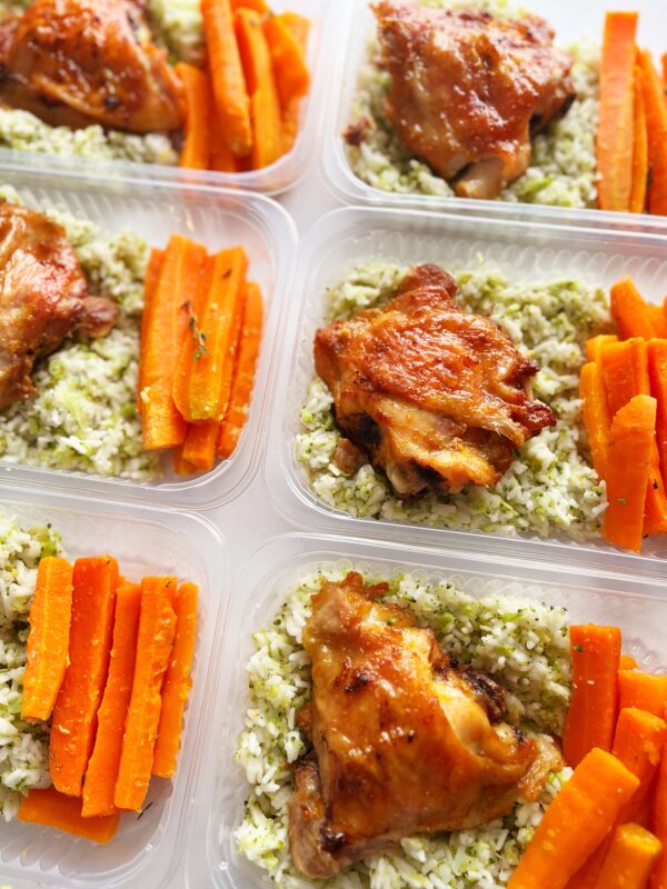 Frango de padaria (130g), cenouras à provençal (70g), arroz com brócolis (150g) - prato sem glúten/lactose