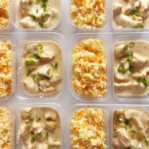 Frango ao creme de queijo minas (200g), arroz com brócolis e cenoura (150g) – prato sem glúten