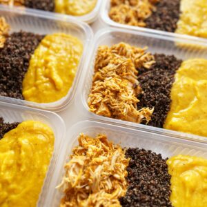 Frango desfiado (120g), quinoa (80g), purê de banana da terra (150g) – prato sem glúten/lactose