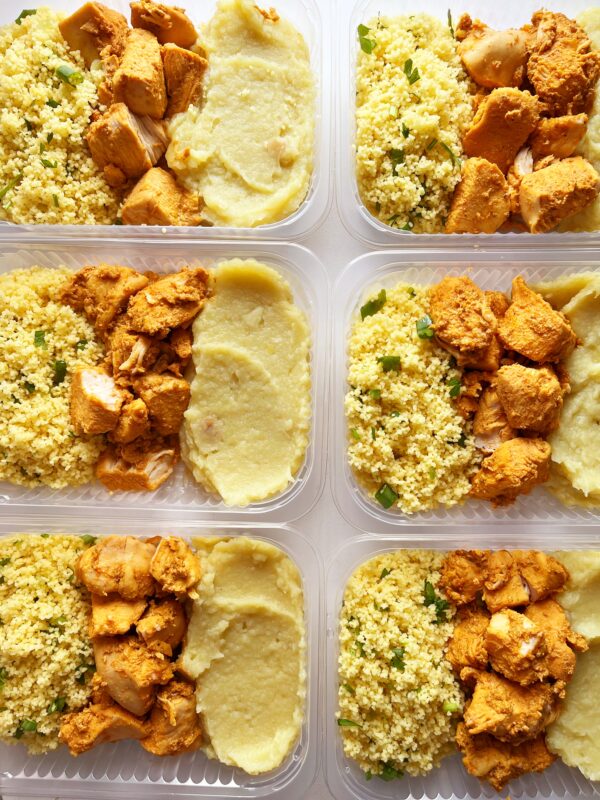 NOVIDADE! Frango cozido (120g), couscous marroquino (80g), purê de raízes (150g) - prato sem lactose