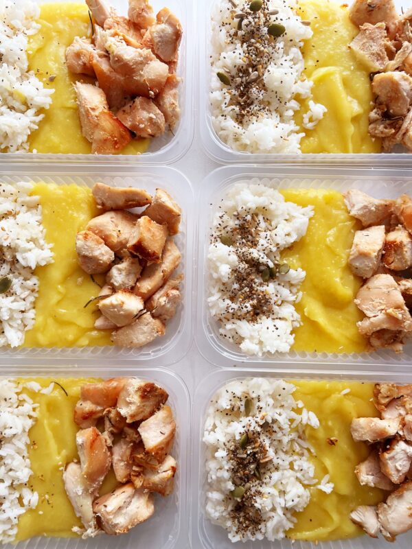 Filé de peito assado (110g), arroz branco com sementes (90g), purê de mandioquinha (150g) - prato sem glúten/lactose