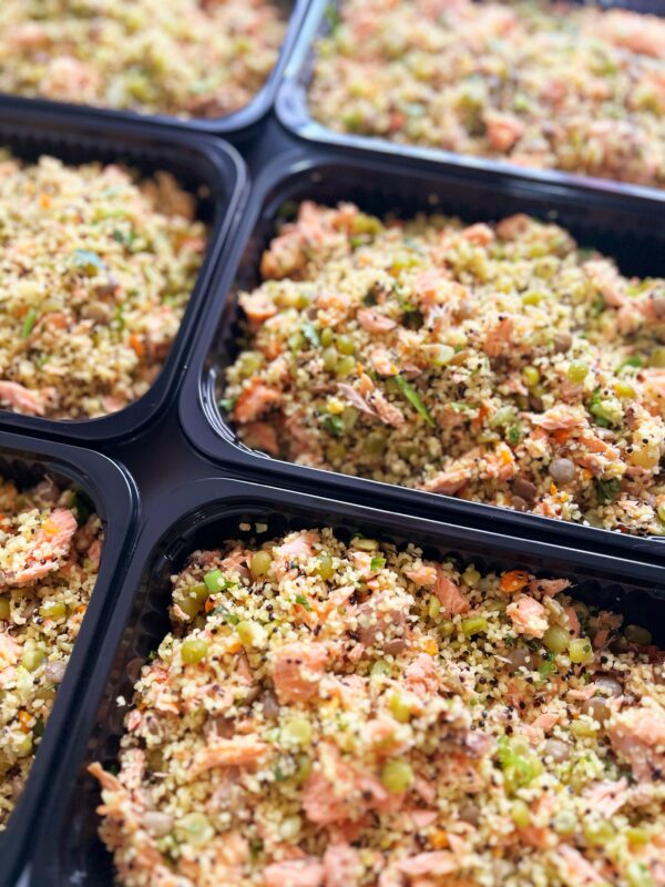 ESGOTA VOANDO! Salada de couscous marroquino, grãos legumes e salmão - prato sem lactose (300g)