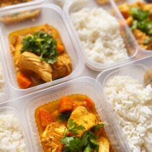 Frango tailandês ao curry com cenoura e vagem (200g), arroz de🥥 (150g) – prato sem glúten/lactose