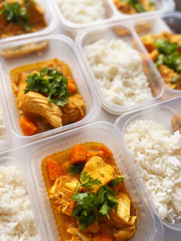 Frango tailandês ao curry com cenoura e vagem (200g), arroz de🥥 (150g) - prato sem glúten/lactose