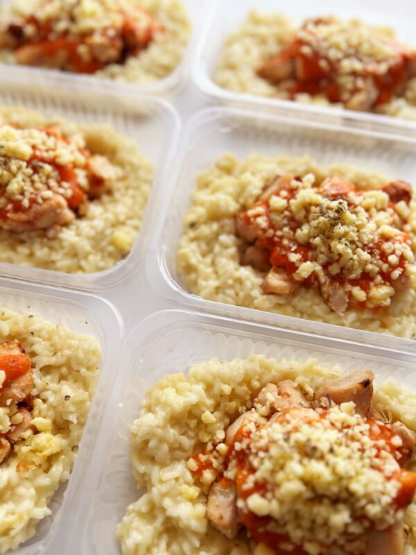 Parmegiana fit de frango (150g), risoto de queijos (200g) - prato sem glúten