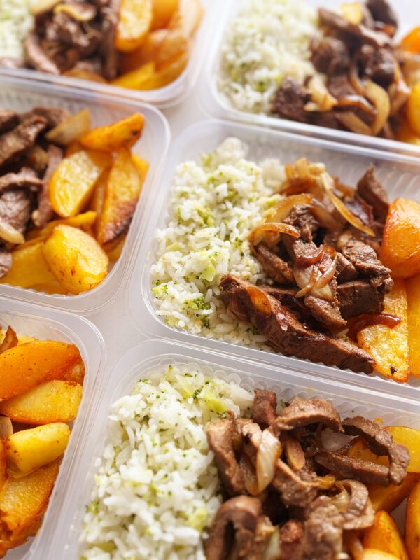 Filé especial acebolado (100g), batata rústica (100g), arroz com brócolis (150g) - prato sem glúten/lactose