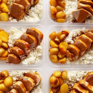 Filé suíno ao barbecue (130g), batata bolinha rústica (90g), arroz branco (140g) – prato sem glúten/lactose