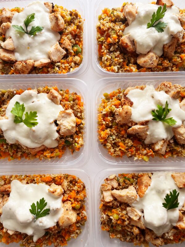 Salada de grãos e cenoura (200g), frango ao gorgonzola (150g) - prato sem glúten