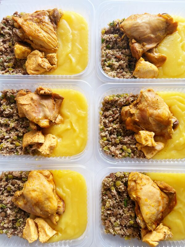 Frango cozido (130g), purê de rústico de batatas (140g), quinoa com grãos (80g) - prato sem glúten