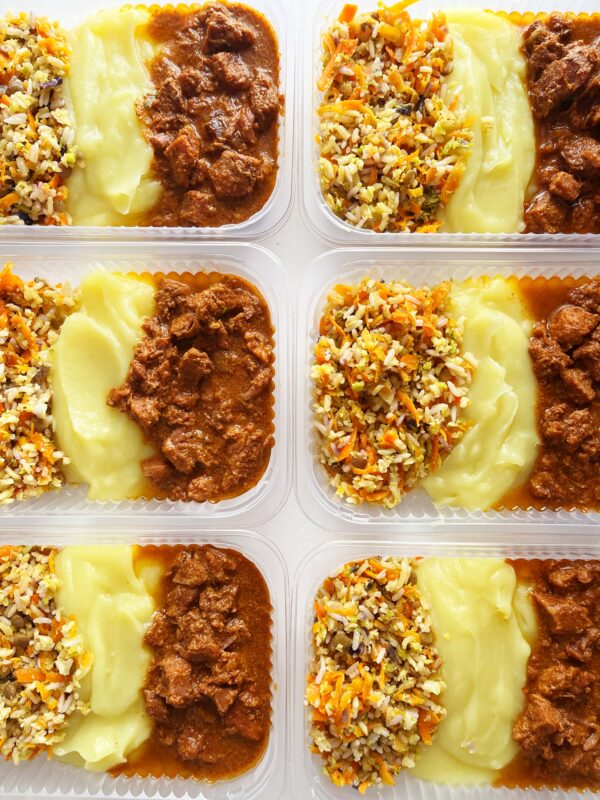 Carne ensopada (130g), purê de batata doce (140g), arroz colorido (80g) - prato sem glúten/lactose