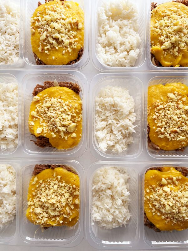 NOVIDADE! Carne do sol acebolada ao creme de banana da terra e coalho maçaricado (250g), arroz branco (100g) - prato sem glúten