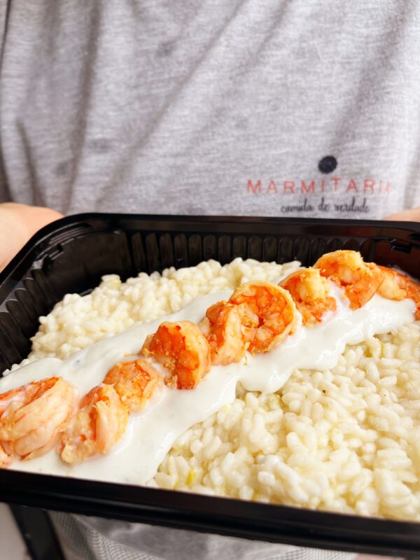 Camarões grelhados (9 unds), risoto de alho poró e gorgonzola - prato sem glúten (350g)