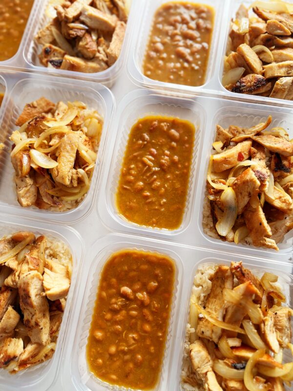 P.F. de frango acebolado (110g), feijão carioca (150g), arroz integral (90g) - prato sem glúten/lactose