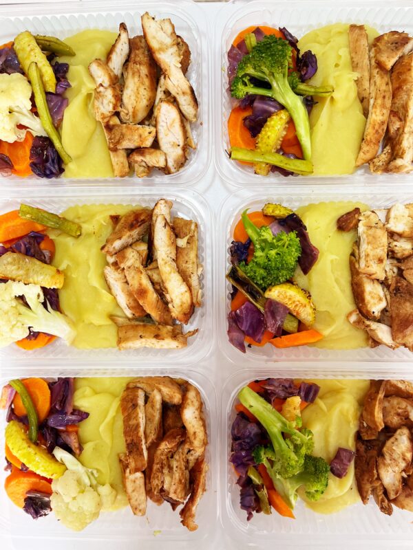 Frango grelhado (110g), purê de mandioquinha (150g), legumes (90g) – prato sem glúten/lactose