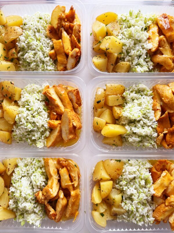 Frango ao molho de laranja (140g), batata sauté (90g), arroz com brócolis (120g) - prato sem glúten/lactose