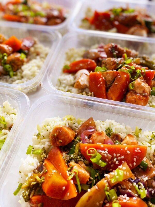 Frango oriental com legumes (200g), arroz com brócolis (150g) - prato sem glúten/lactose