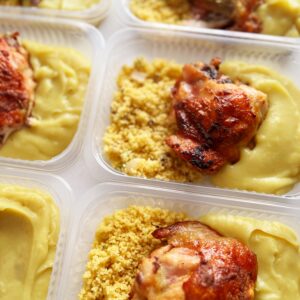 Sobrecoxa assada (130g), couscous marroquino com caponata (80g), purê de batata doce (140g) – prato sem lactose