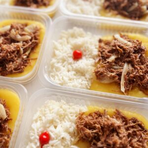 Carne do sol acebolada (100g), pirão de aipim (150g), arroz branco (100g) – prato sem glúten/lactose