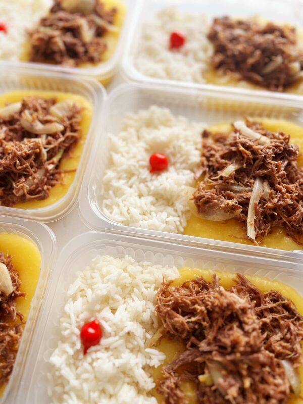 Carne do sol acebolada (100g), pirão de aipim (150g), arroz branco (100g) - prato sem glúten/lactose