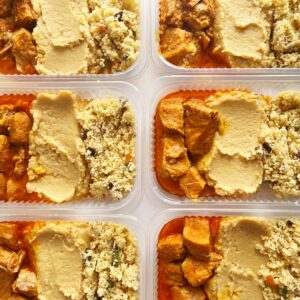 NOVIDADE! Lombo suíno 130g, pode conter gordura), couscous marroquino com caponata (70g), homus tahine (150g) – prato sem lactose