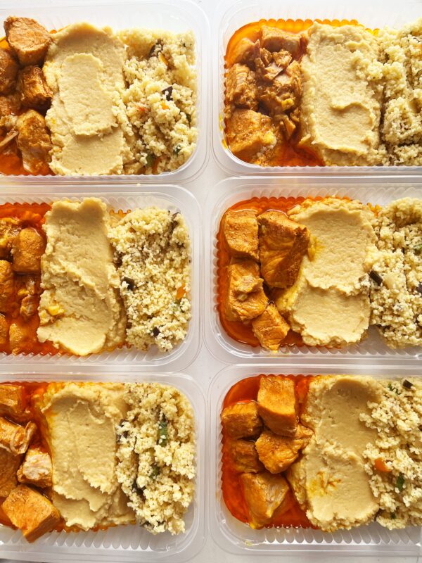 NOVIDADE! Lombo suíno 130g, pode conter gordura), couscous marroquino com caponata (70g), homus tahine (150g) - prato sem lactose