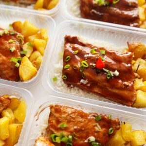 Costelinha suína com osso ao barbecue (200g), batata rústica (70g), arroz branco (80g) – prato sem glúten/lactose