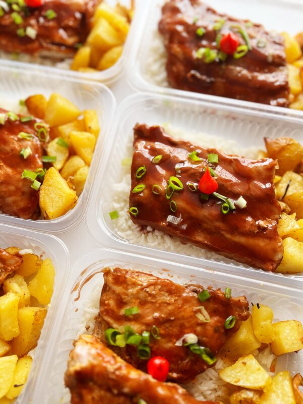 Costelinha suína com osso ao barbecue (200g), batata rústica (70g), arroz branco (80g) - prato sem glúten/lactose