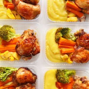 Frango de padaria (130g), legumes (70g), purê de mandioquinha (150g) – prato sem glúten/lactose