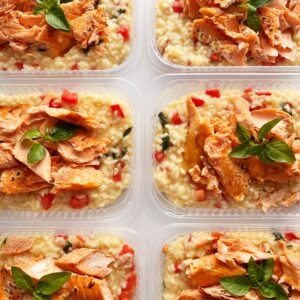 ESGOTA VOANDO! Salmão maçaricado (90g), risoto caprese (260g) – prato sem glúten