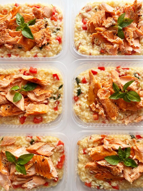 ESGOTA VOANDO! Salmão maçaricado (90g), risoto caprese (260g) - prato sem glúten