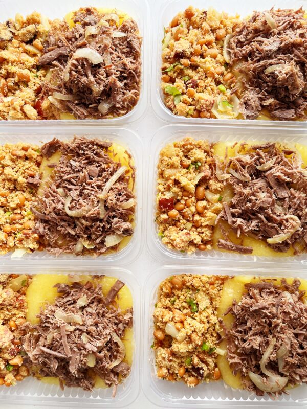 Feijão tropeiro (110g), carne do sol acebolada (90g), purê de aipim (150g) - prato sem glúten/lactose