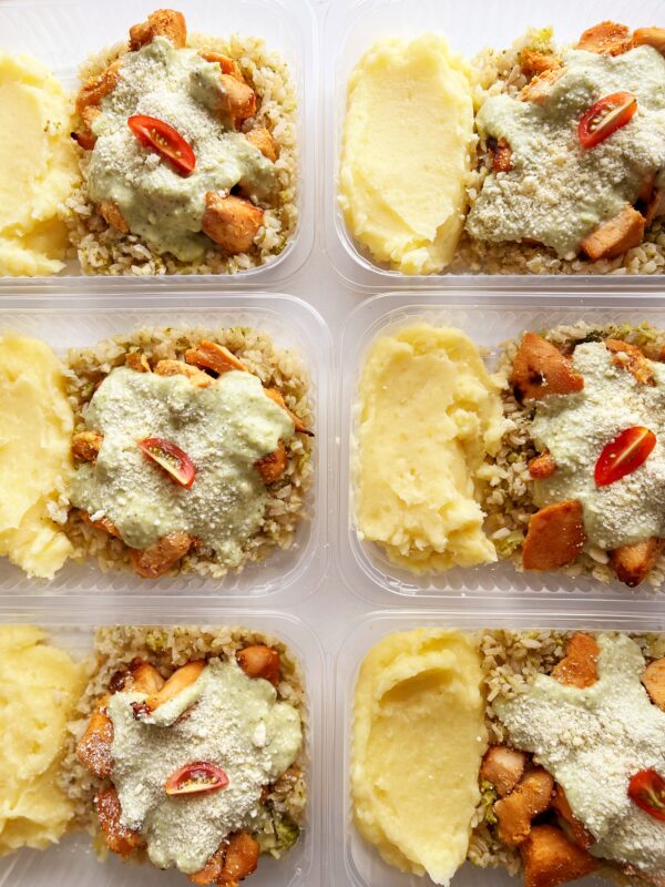 NOVIDADE! Frango ao creme de brócolis (150g), arroz integral (80g), purê rústico de batata (120g) - prato sem glúten